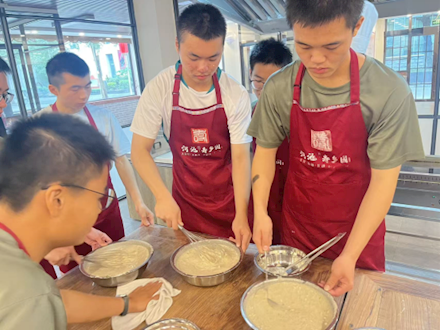 动手实践强技能，美食相伴促成长——国防学院学生参加美食基地劳动课程